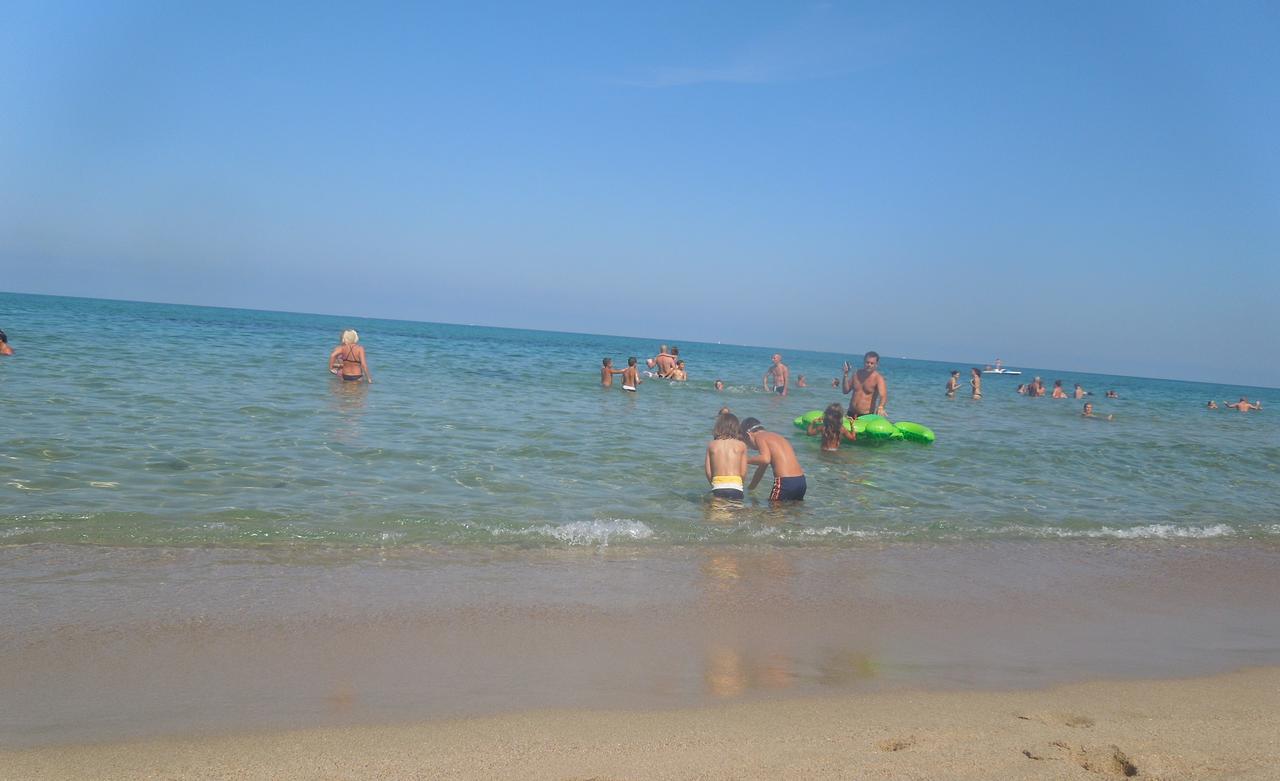 Baia Delle Mimose Badesi Exterior foto